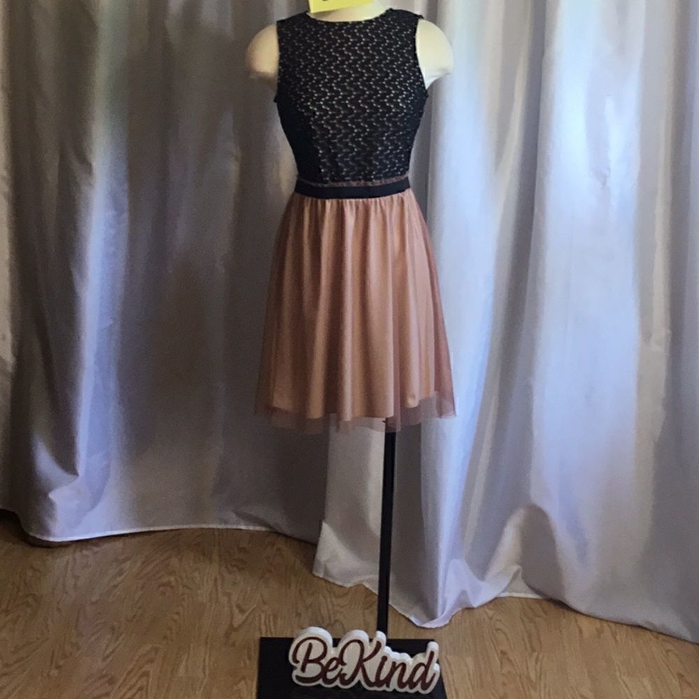 Sleeveless dress by SPEECHLESS lace top, tule skrt